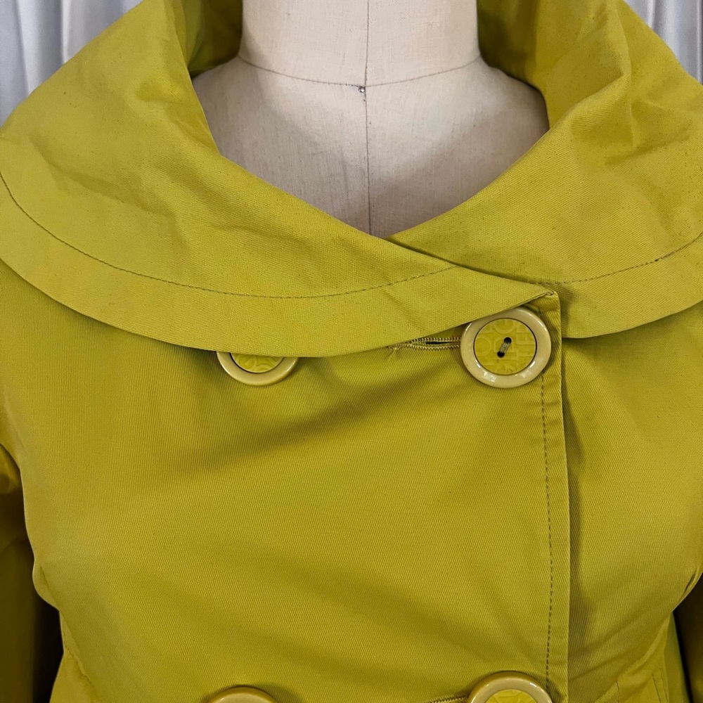 Unique chartreuse trench coat and 3/4 sleeves.Bold graffiti pattern. Size 4 - Picture 3 of 10